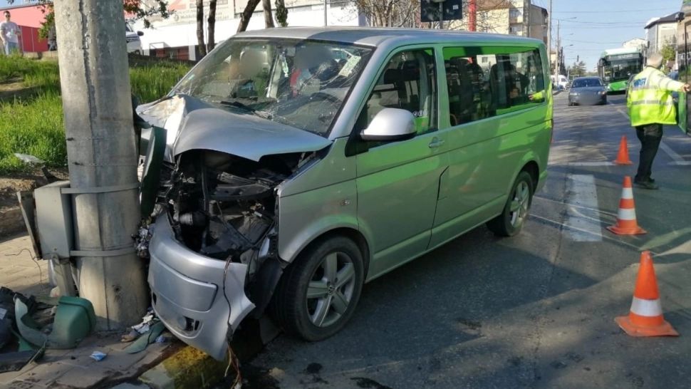 4 copii și mama lor au ajuns la spital, în urma unui accident teribil, la Suceava. Un microbuz a intrat în stâlp din cauza unei gropi în asfalt - VIDEO