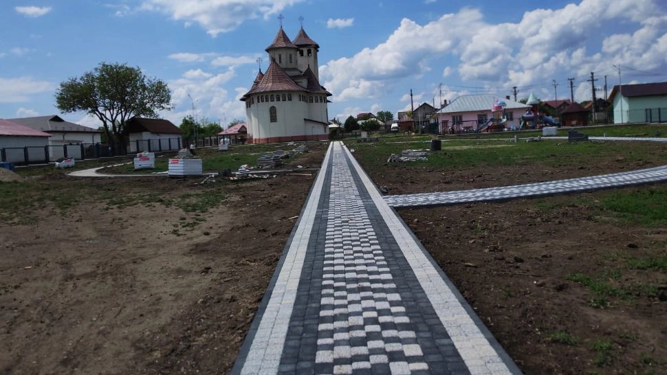 Decizie halucinantă în Vaslui: Parcul din cimitir, furia localnicilor - Cu buldozerul peste morminte - Reacția Episcopiei Hușilor