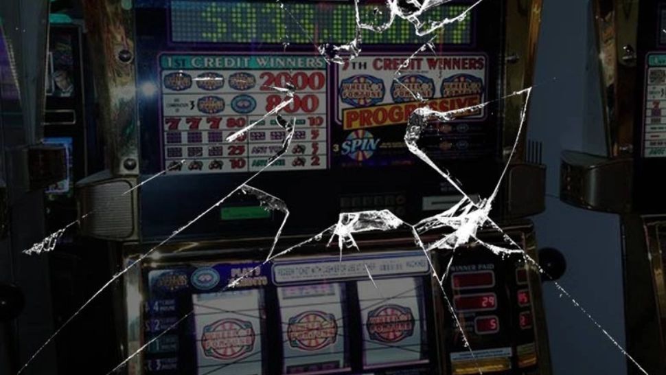 A încercat să spargă păcănelele și s-a ales cu dosar penal. VIDEO cu bărbatul când își varsă nervii pe aparate