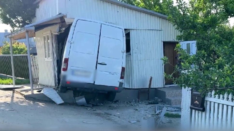 Mașina de pâine a „livrat” marfa cu tot cu dubă în magazia unui localnic. Șoferul, scos cu echipa de descarcerare 