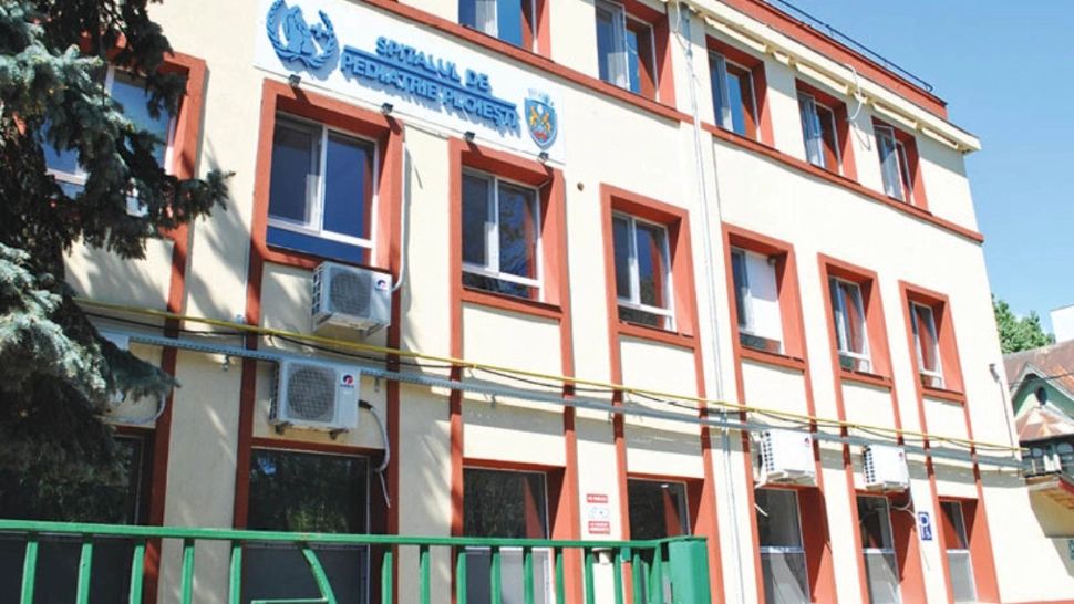 Un bebeluș a ajuns în stare critică la Spitalul de Pediatrie Ploiești. „La două luni are 2 kg și nu a fost spălat niciodată”