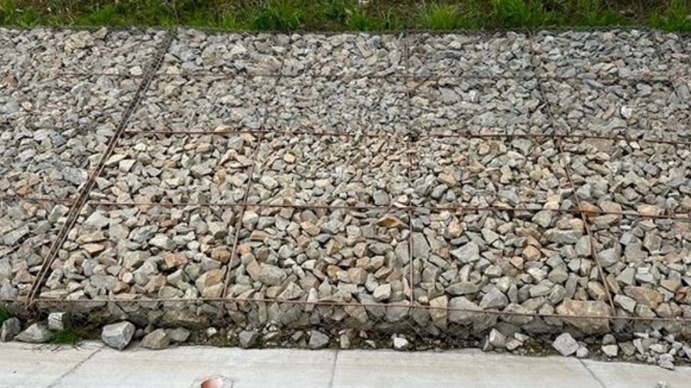 Pericol major pe un drum intens circulat din România: S-AU FURAT plasele care susţin pietrele