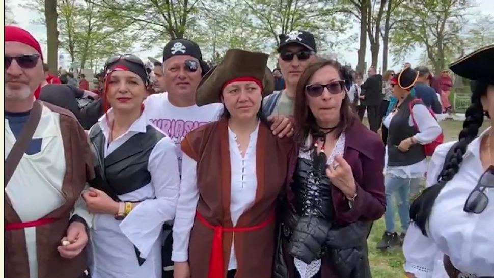 Pirați la Sulina! Participanții la un inedit festival se cinstesc la singurul mormânt din Europa al unui pirat recunoscut oficial