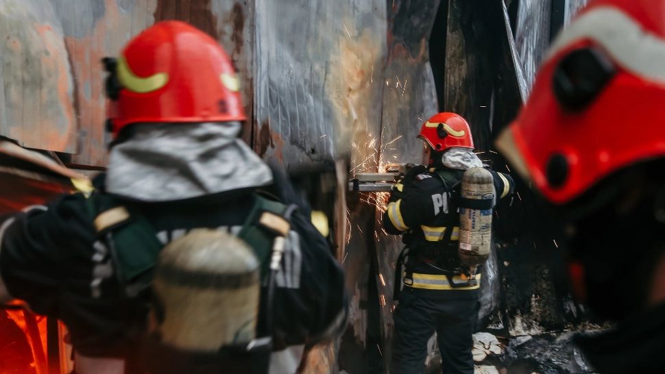 Atelier de mobilă din Prahova, mistuit de flăcări