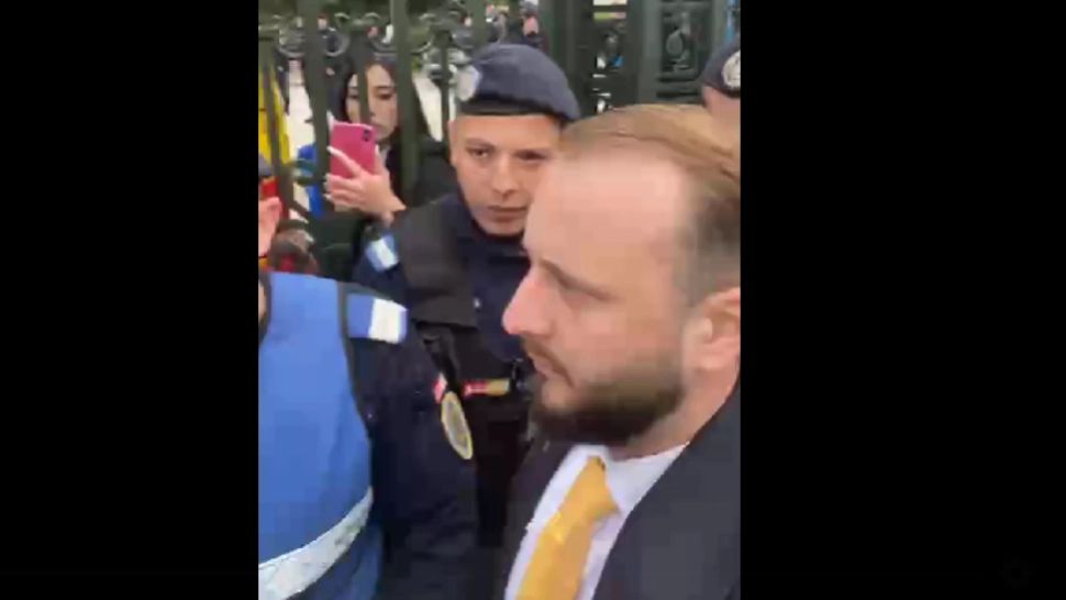 Deputat AUR, amenințări șoc către jandarmi la mitingul de la Parlament: „Aveți noroc că și-au lăsat cuțitele acasă!”