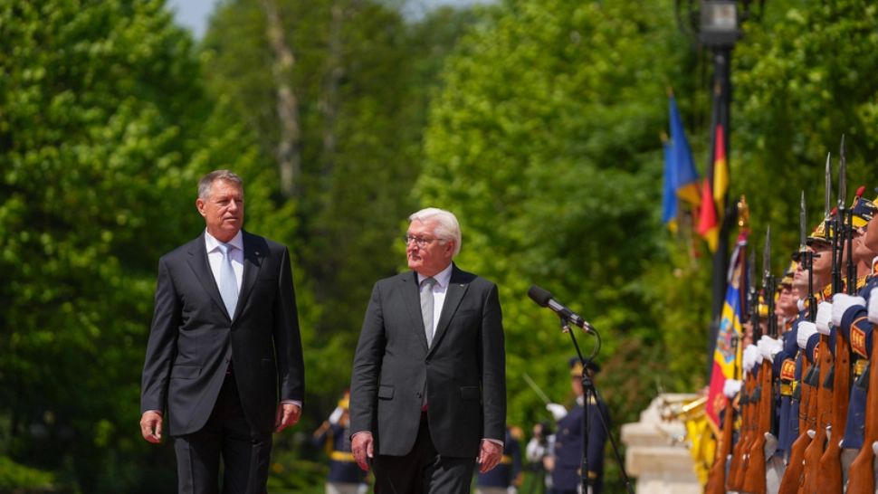 Klaus Iohannis și președintele Germaniei, vizită oficială la Sibiu - Întâmpinați de Carmen Iohannis împreună cu un grup de elevi