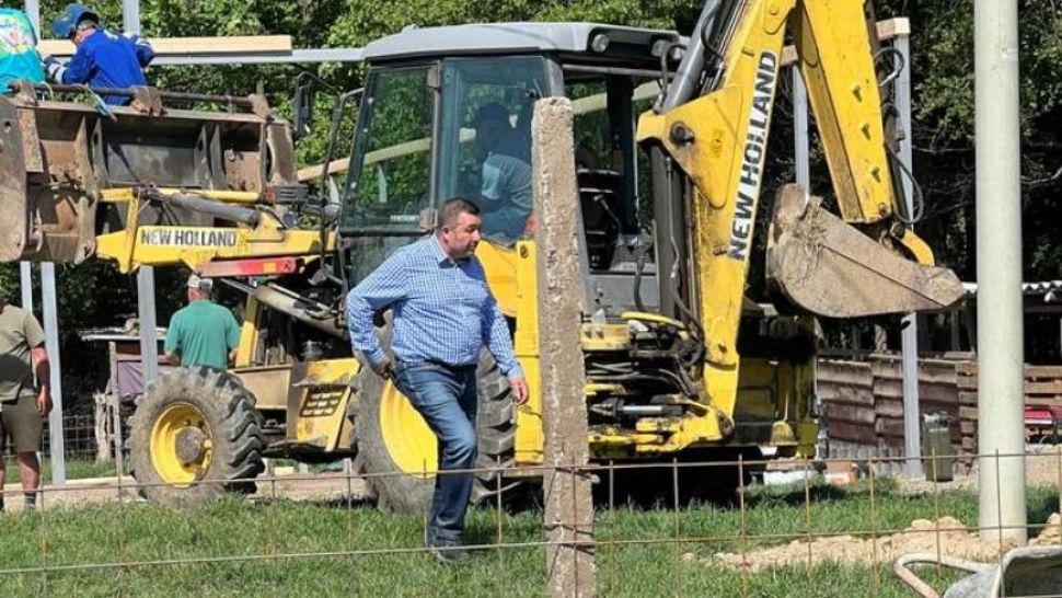 Un primar din Iași își face STÂNĂ cu utilajele și oamenii instituției - VIDEO