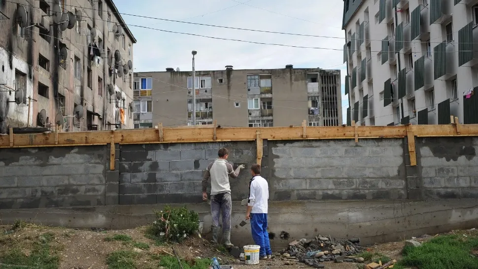 Vestitul zid de segregare a romilor din Baia Mare va fi demolat. Instanța a dat verdictul