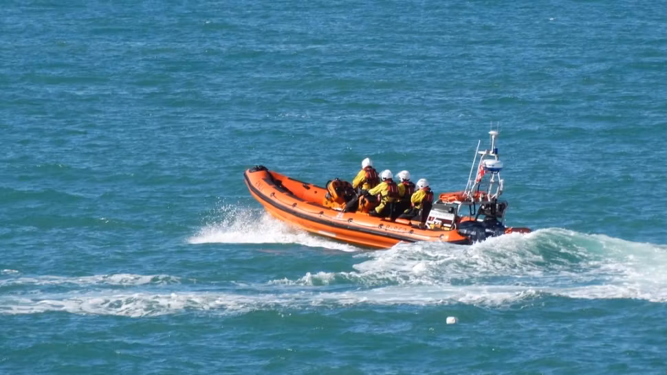 Alertă în Mamaia. Dispăruți în valurile mării, căutați cu scafandri și elicopterul