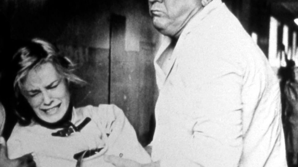 Judecătoare din Iași, ridicată pe sus de polițiști și internată la psihiatrie. Își teroriza vecinii 