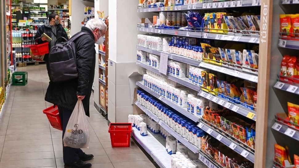 Guvernul Ungariei obligă supermarketurile să reducă prețurile la mai multe produse de bază. De când se aplică măsura
