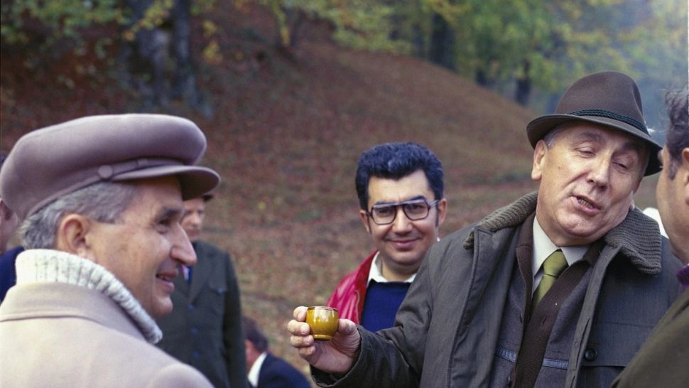 Șapca lui Nicolae Ceaușescu și teza de doctorat a Elenei Ceaușescu, scoase la vânzare