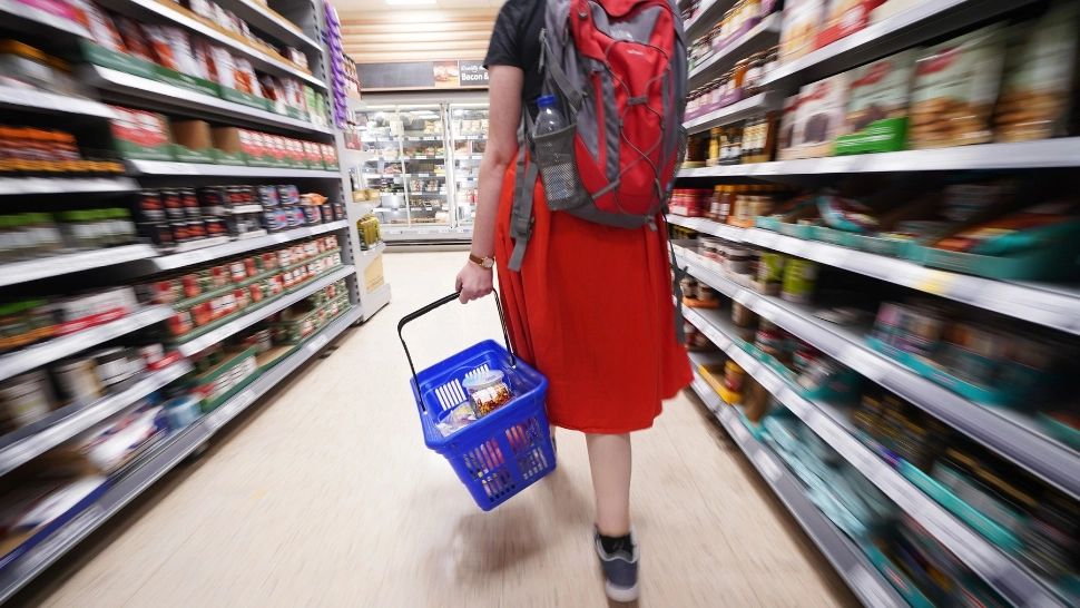 În timp ce guvernanții nostri se întrec în promisiuni, alte state iau măsuri pentru stoparea creșterii prețurilor. Ce au făcut vecinii pentru frânarea scumpirilor