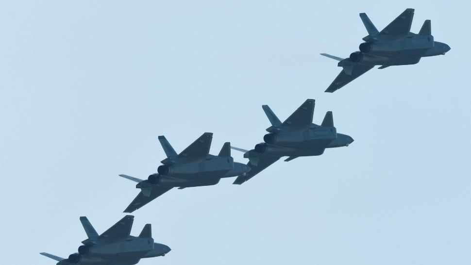 Chinezii au copiat și avioanele invizibile ale americanilor. Cât de amenințată se simte aviația SUA de „chinezăriile” J-20 . VIDEO