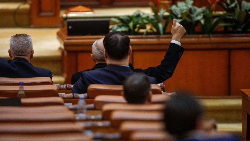 Aleșii au găsit bani pentru majorarea salariilor cu 50% pentru unii bugetari. Cine sunt șmecherii din timpul austerității