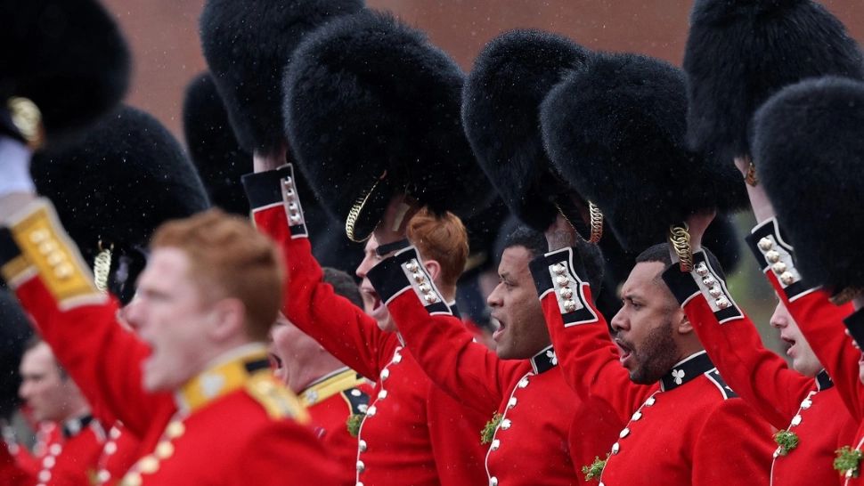 De ce poartă gărzile regale căciuli uriașe de blană. Ce spun oamenii de știință?