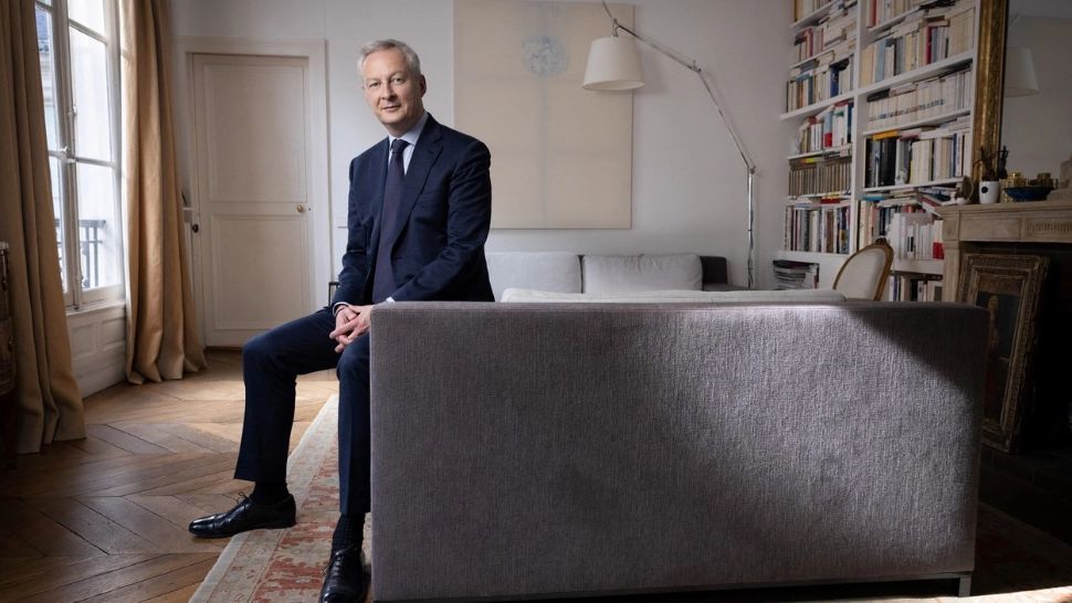 Scandal uriaș în Franța. Ministrul Finanțelor, criticat pentru publicarea unui roman cu scene explicite de SEX