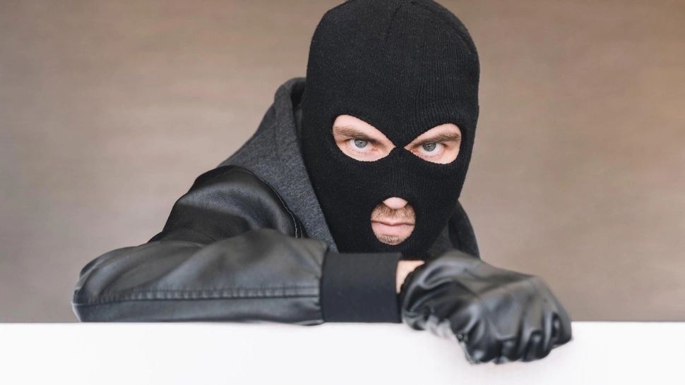 Jaf ca-n filme. 2 mascați au jefuit o sală de jocuri în jud. Arad, totul a durat un minut - VIDEO