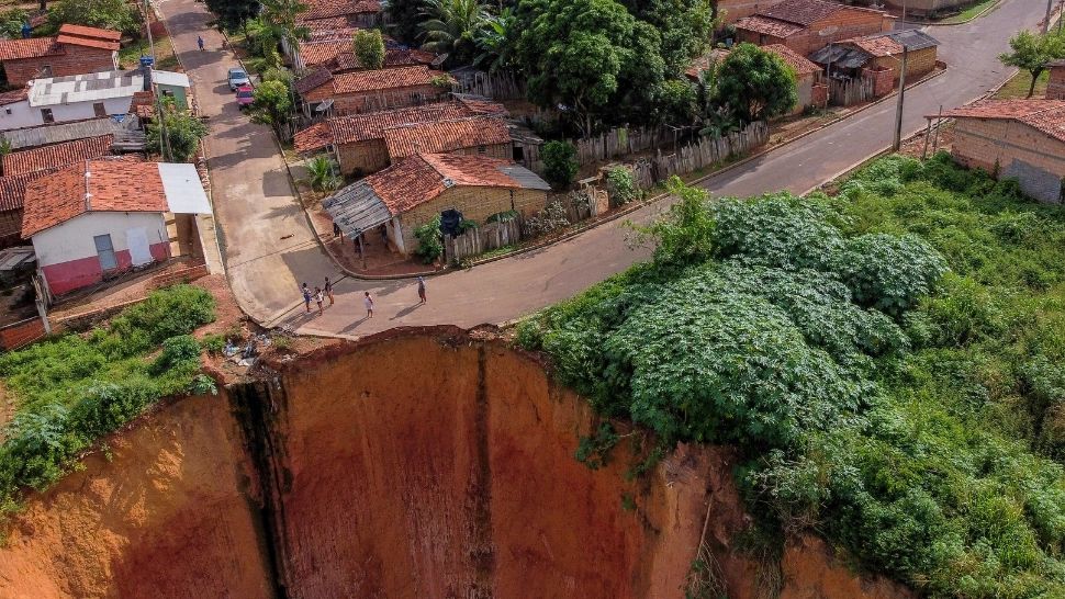 Un oraș din Brazilia începe să fie înghițit de pământ. Oamenii sunt îngroziți de craterele uriașe de lângă casele lor