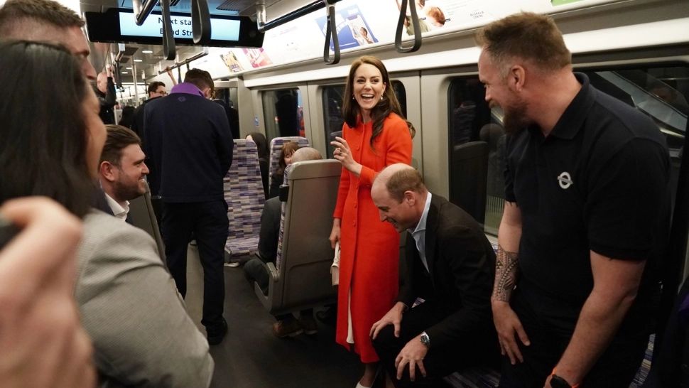 Monarhia britanică a coborât la metrou! Cum s-a descurcat cuplul regal William și Kate înconjurat de „supuși” în transportul în comun 
