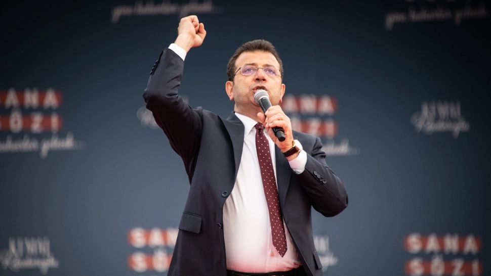 Autobuzul de campanie al primarului Istanbulului atacat cu PIETRE - Campania electorală din Turcia, marcată de INCIDENTE