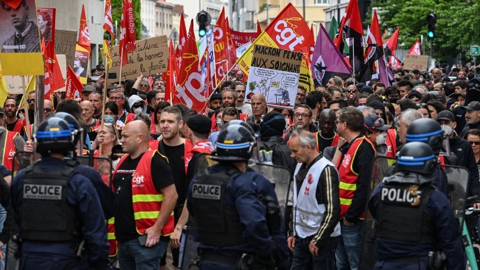 Franța fierbe! Amenințări radicale în stradă: „L-am decapitat pe Ludovic al XVI-lea, Macron, vezi că putem să o facem din nou!”
