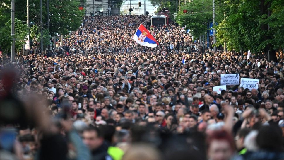 Asasinatele din Serbia | Zeci de mii de oameni cer demisii în guvern. Președintele Vucici, vizat de numeroase critici