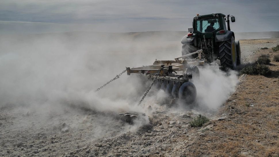 Decizie halucinantă în Spania: Fermieri arestați pentru că au săpat fântâni ca să ude culturile