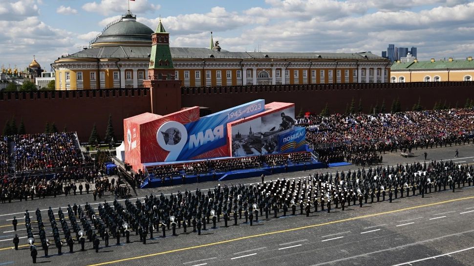 Putin aruncă în luptă tehnici de muzeu: Un singur tanc la paradă. Momente ciudate de la manifestarea de Ziua Victoriei