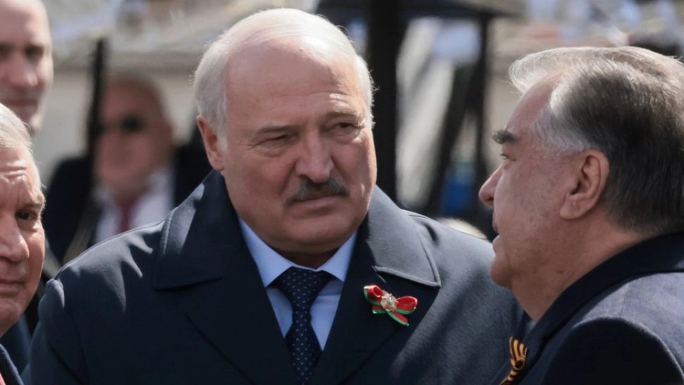 Probleme pentru Lukașenko. Liderul din Belarus a fost dus de urgență la spital, sub convoi militar