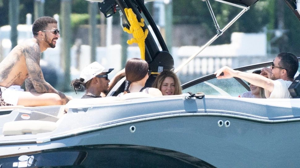 Shakira, curtată de doi bărbați mult-râvniți. Tom Cruise și Lewis Hamilton, dispuși să o ajute să treacă peste despărțirea de Pique