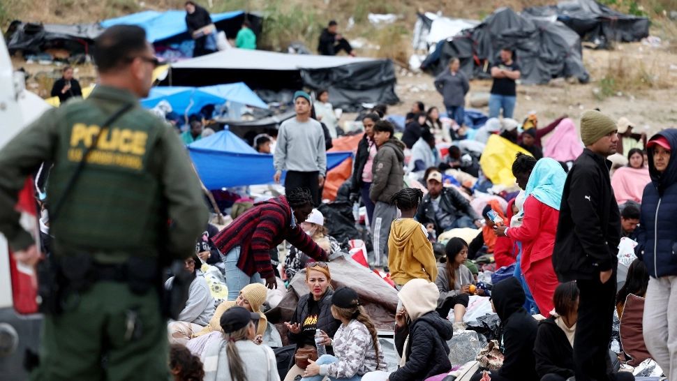 Haos la granița dintre SUA și Mexic. 60.000 de migranți, revoltați