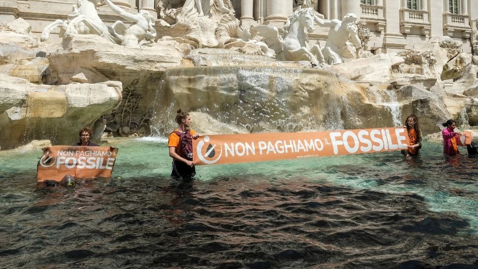 Activiștii de mediu au înnegrit celebra Fontana di Trevi. Autoritățile sunt furioase: 300.000 de litri de apă vor fi irosiți pentru a o curăța 