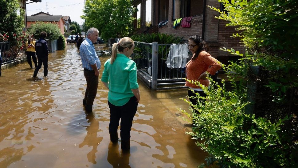 Zeci de mii de sinistrați în Italia, după inundațiile catastrofale. Giorgia Meloni, la pas pe străzi prin apa până la glezne, în zonele afectate