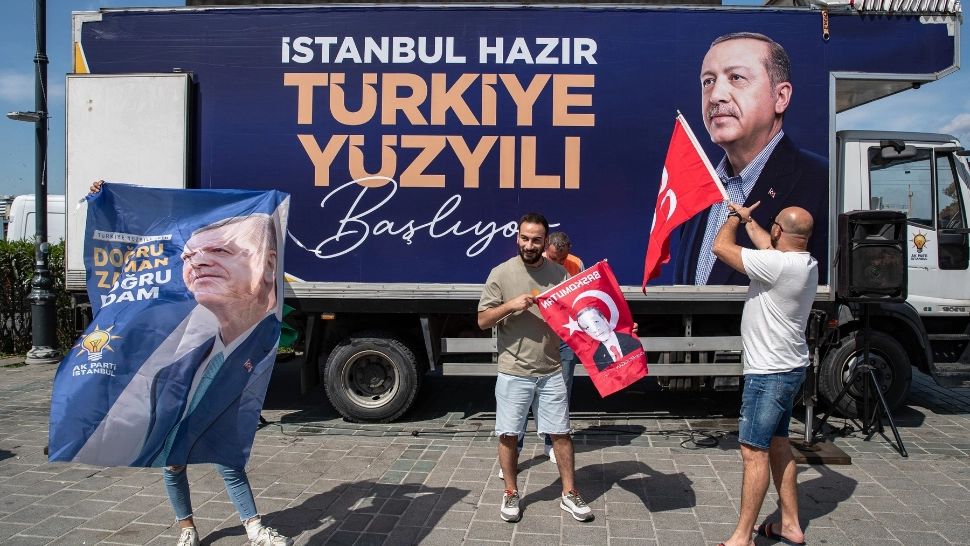 Ultimele gesturi disperate ale lui Erdogan înainte de alegeri. Pomana electorală, aruncată direct din autocarul păzit de armată. VIDEO