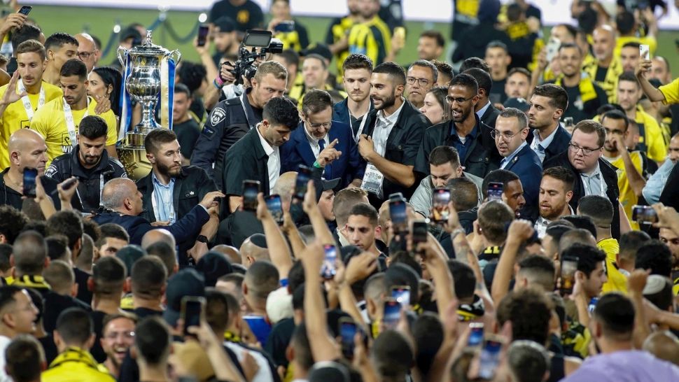 Președintele Israelului, evacuat sub protecția forțelor de ordine de pe stadion, după ce suporterii au dat buzna - VIDEO