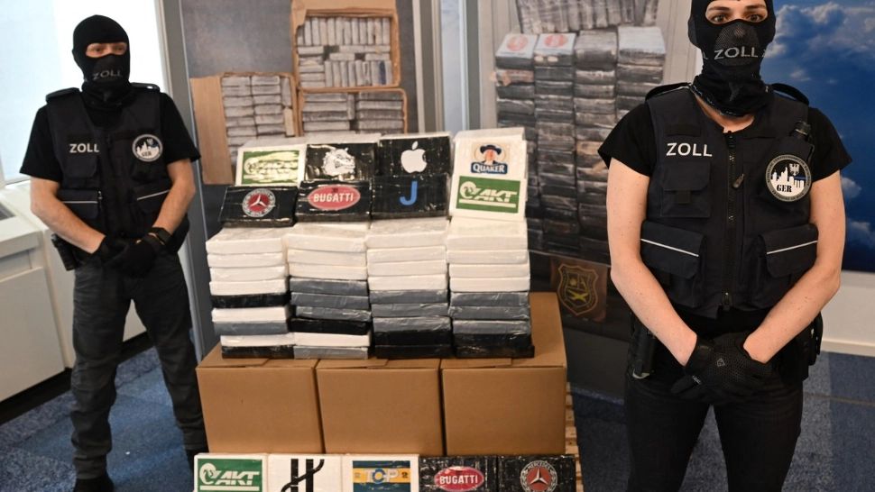 Fotbalist de națională, prins cu peste O TONĂ de cocaină. Sportivul s-a pus la adăpost în Rusia