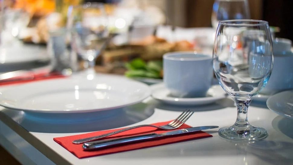 Un patron de restaurant din Cluj a inventat o „taxă de serviciu” ca să nu crească salariile angajaților din banii lui. Revolta clienților