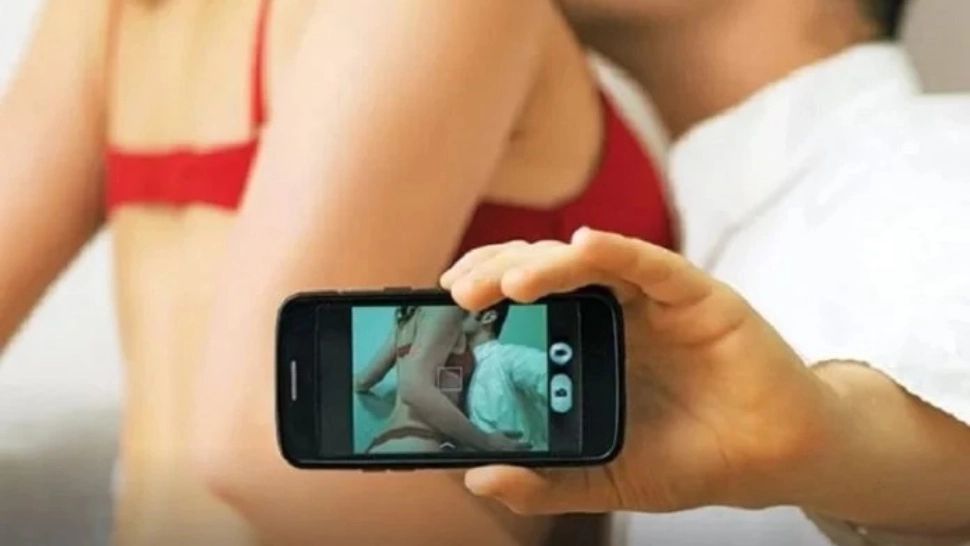 Legea care pune capăt șantajului sexual a fost adoptată. Actul cunoscut ca „revenge porn”, pedepsit cu închisoarea