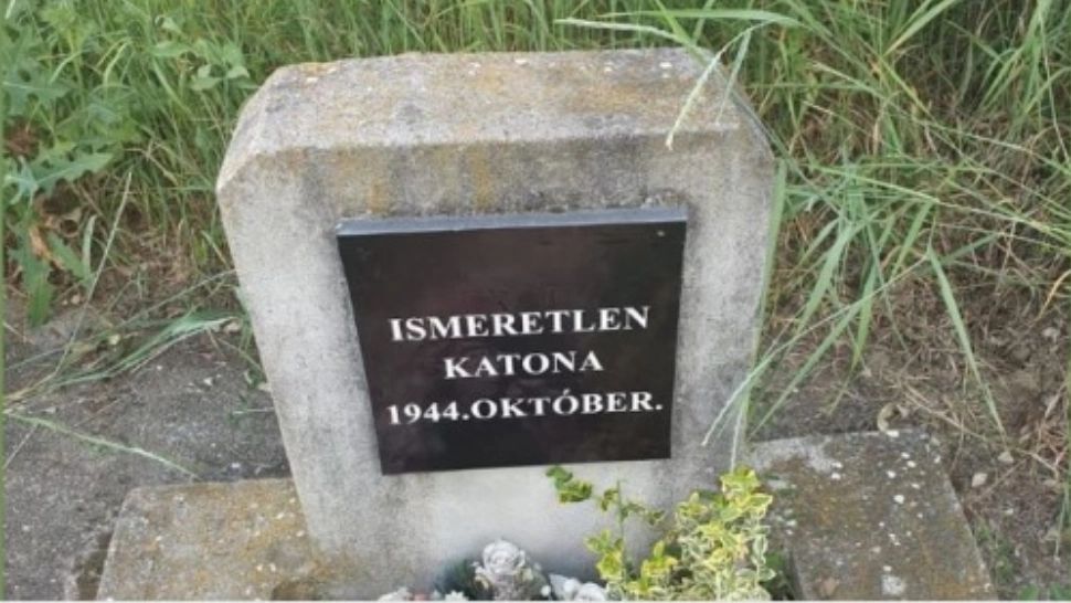 Mormântul unui soldat român, vandalizat la Satu Mare. Placa de la căpătâi, înlocuită cu o inscripție maghiară