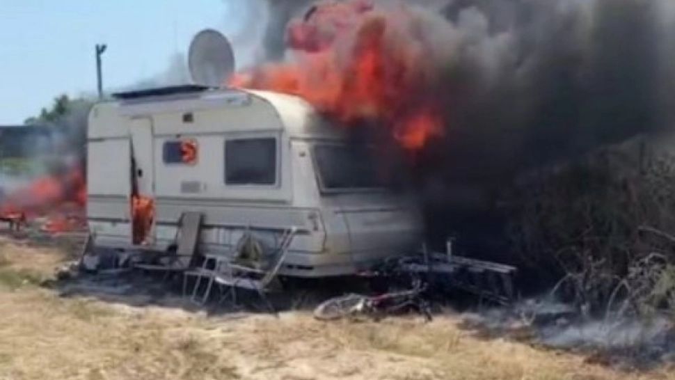 A ars de viu în rulota în care locuia. Sfârșit groaznic pentru un bărbat din Bacău