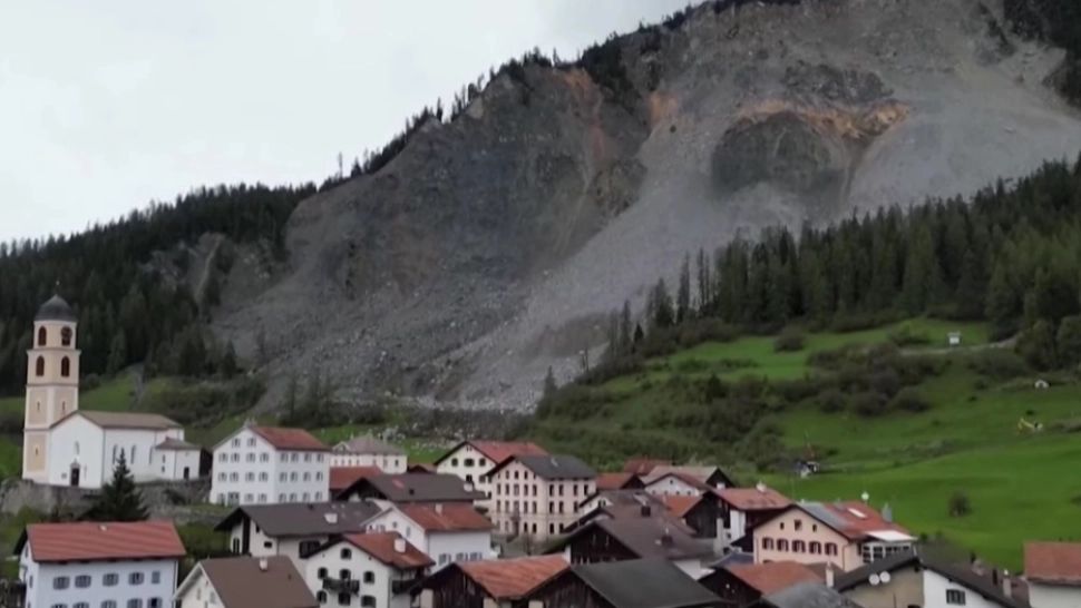 Un sat întreg a fost evacuat din cauza unei stânci pe cale să se prăbușească. Oamenii stăteau cu frica să nu cadă muntele pe ei