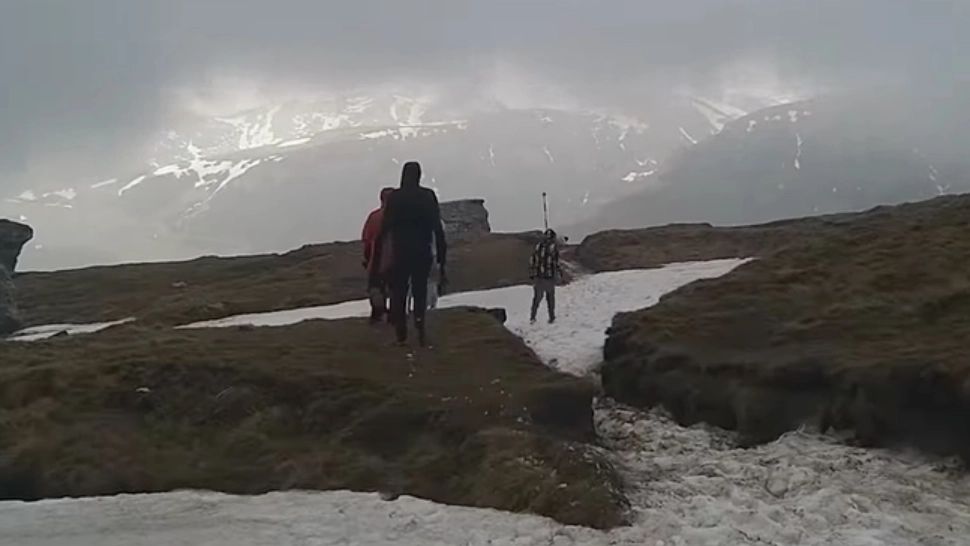 4 tineri din Vâlcea, în adidași și blugi, recuperați de Salvamont pe Vârful Omu - Printre ei, o proaspătă mămică în prag de hipotermie - VIDEO