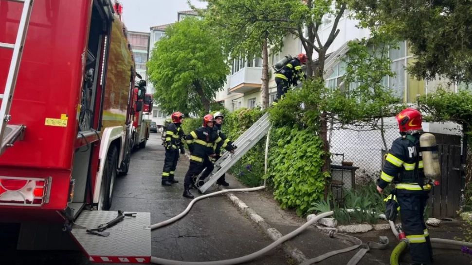 Incendiu puternic într-un bloc din Sibiu. Un bărbat de 74 de ani este in stop cardio-respirator (FOTO)