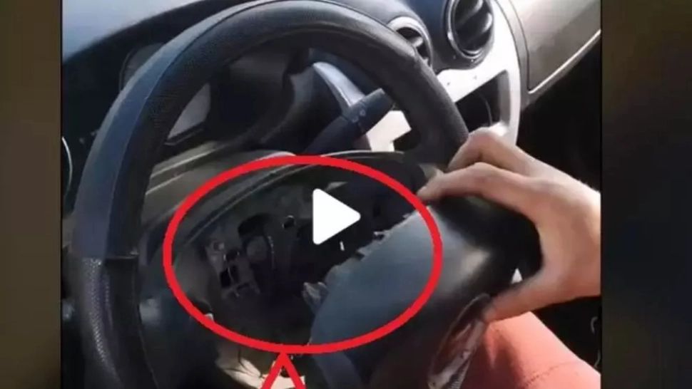 VIDEO – Ce a găsit mecanicul în volanul unui taximetrist – S-a apucat să-i repare mașina și a făcut descoperirea revoltătoare