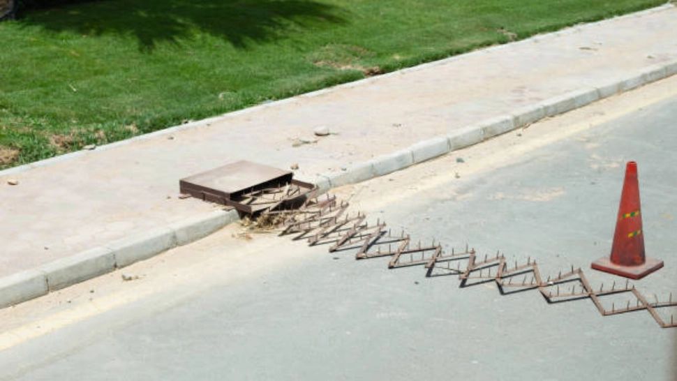 Atenție șoferi: Poliția Română cumpără benzi cu țepi pentru a opri vitezomanii. Cu ce se mai dotează oamenii legii