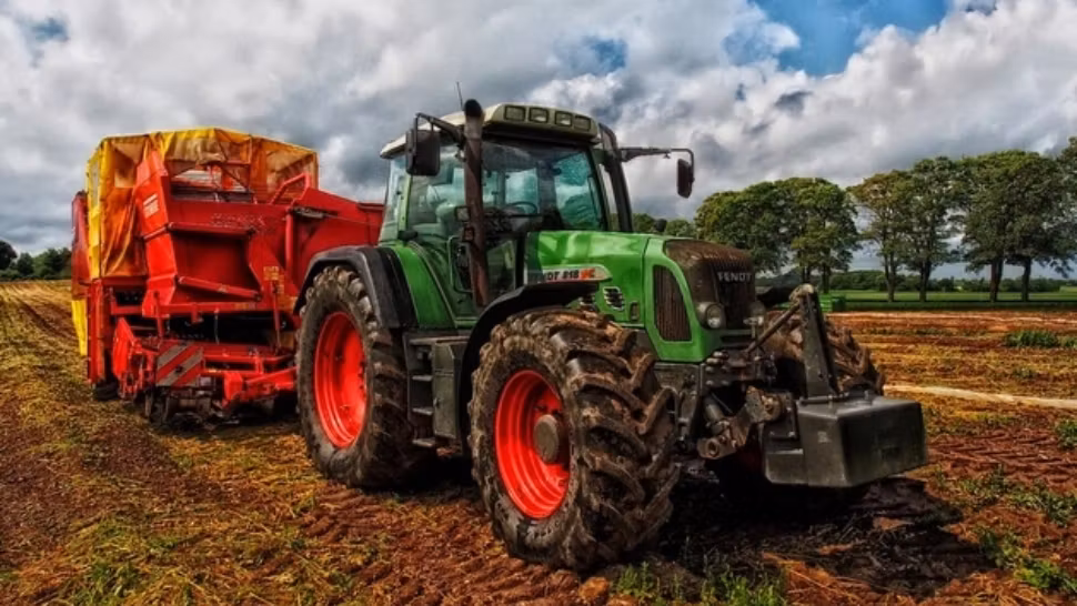 Intervenție contracronometru, în jud. Hunedoara, după ce un bărbat a fost strivit de tractor - FOTO