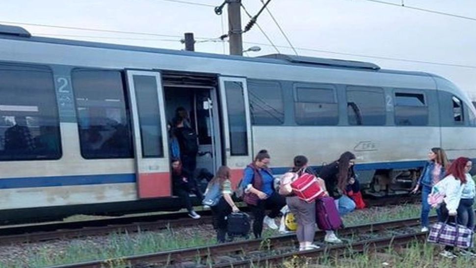 Tren înțepenit pe linii, la Timișoara. Călătorii și-au luat bagajele la spinare și au mers restul drumului pe jos