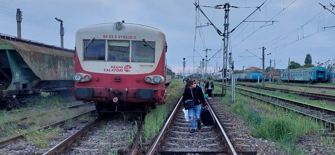 Tragedie pe calea ferată. Un bărbat a murit după ce a fost lovit de tren. Circulația oprită în zonă