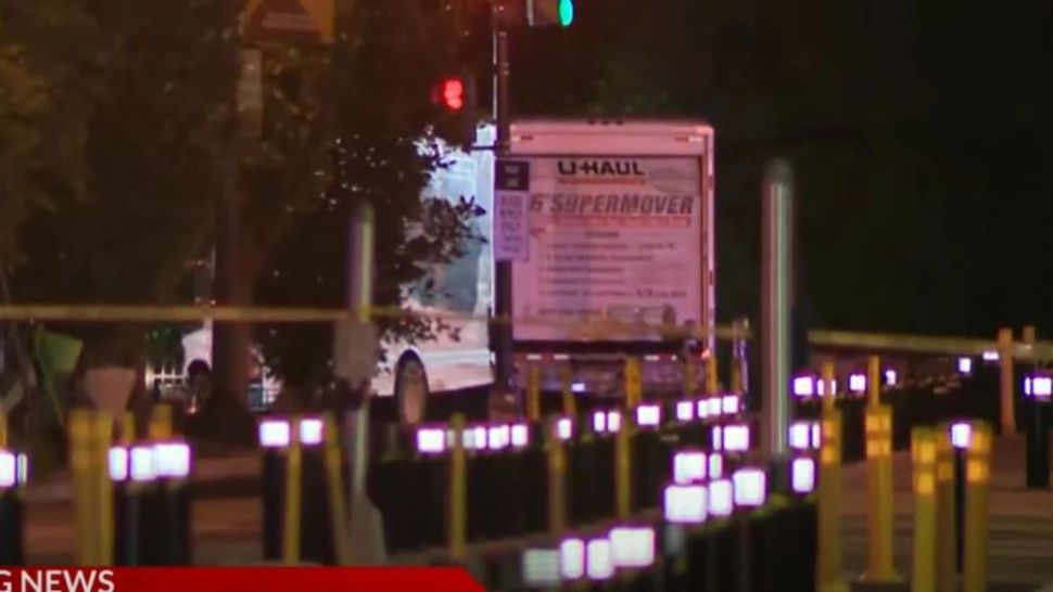 Incident la Casa Albă. Un bărbat a intrat cu duba în bariera de acces. În vehicul a fost găsit un steag nazist VIDEO